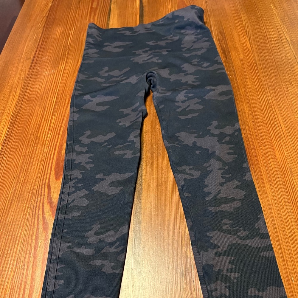 Spanx Camo‎ Seamless Legging size Medium